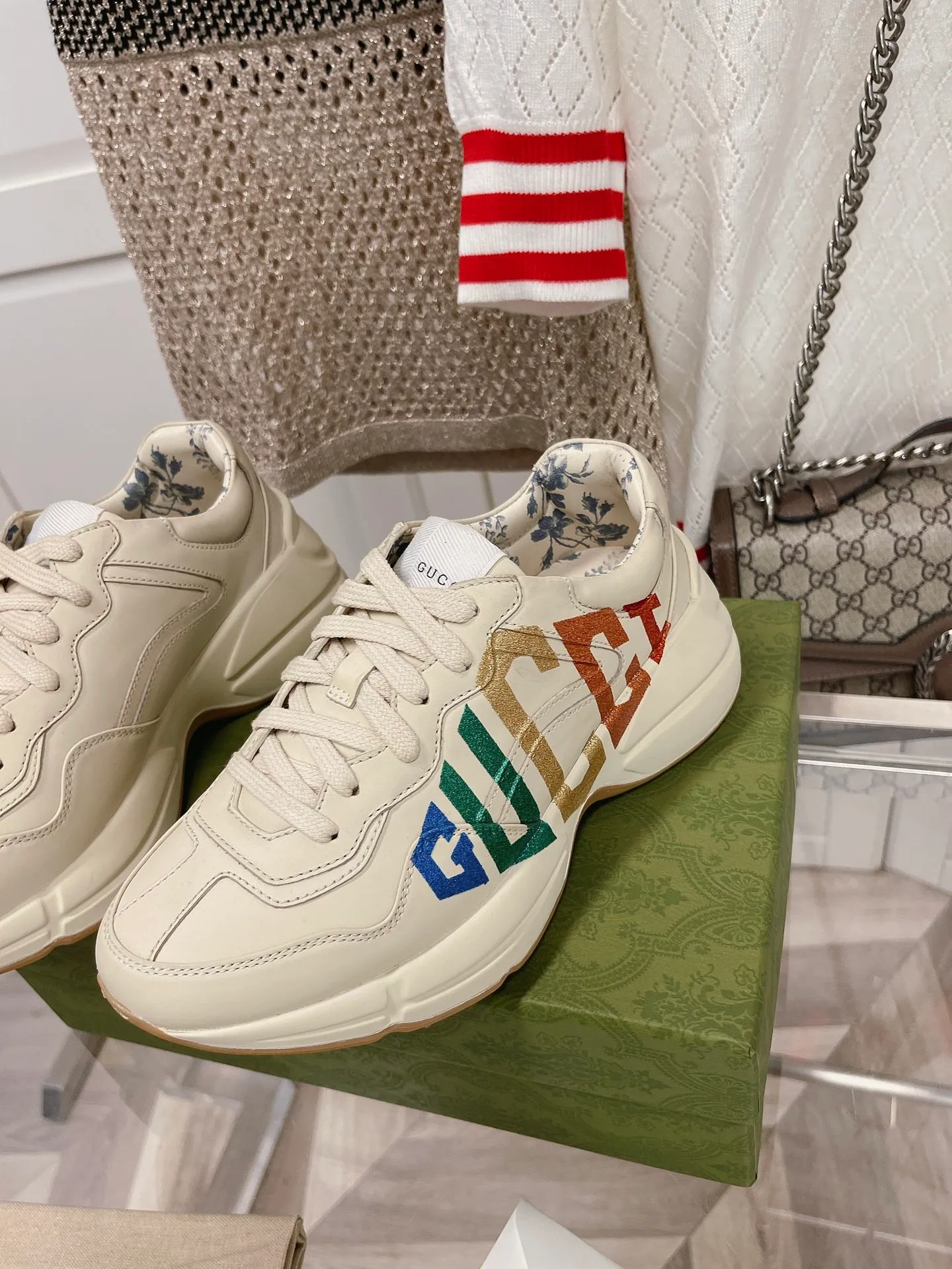 👟👟Ex-factory price 480👟👟 Women's clothing, upgraded version 👟👟Ex-factory price 40👟👟Ex-factory price 4👟👟Ex-factory price 4Gucci Gucci's top version couples' dad shoes series is new! 🖤 ⚠GG couples' dad shoes have been popular in recent years; new colors are constantly updated; Gucci 👟👟Ex-factory price 40👟👟Ex-factory price 4👟👟Ex-factory price 4 has been updated with new colors. Our home and counters have new products at the same time. This classic dad shoe is a star and internet celebrity Anchors and others are sure to plant grass and call ❤ Classic fashion style, distressed leather surface, 5D drawing printing; mixed surface splicing colors, etc... Original customization (off-white eco-friendly cowhide, first layer of cowhide inside), original outsole... Shiny colorful drawings embellish the sides of the shoe body, old color rubbing, package production technology, 1:1 creation / only to make the best shoes. Size: Women’s 35-45